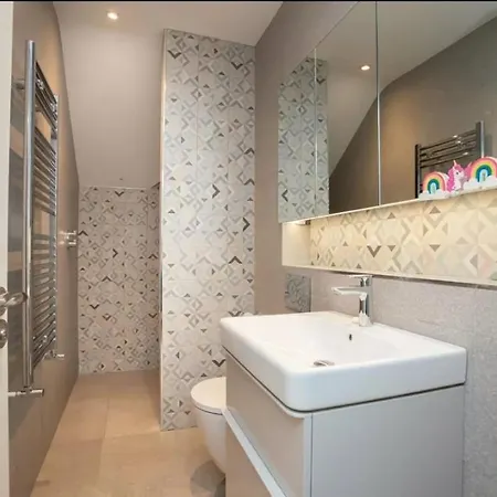 Couette-café Village Wedding With Gym Louth